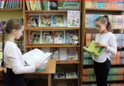 Библиотека находится на 3 этаже (напротив кабинета №49). В библиотеке есть читальный зал на 20 мест, выход в интернет. Число книг - 33,617, в т.ч. учебники - 23,374. Научно-методическая литература - 3378 экз. В библиотеке осуществляется обеспечение соответствующего санитарно - гигиенического режима и благоприятных условий для обслуживания читателей, а так же обеспечение соответствующего режима хранения и сохранности книжного фонда.